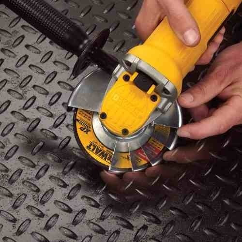 Imagen 4 de 7 de Miniamoladora angular DeWalt DWE4120 de 50 Hz color amarillo 900 W 220 V + accesorio