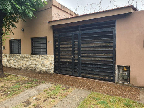 Casa En Venta - 3 Dormitorios 1 Baño - 120mts2   - Banfield