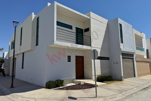 Casa En Venta En Cerrada Camaleón Ubicada En Esquina, Residencial Palma Real - Viñedos Torreón