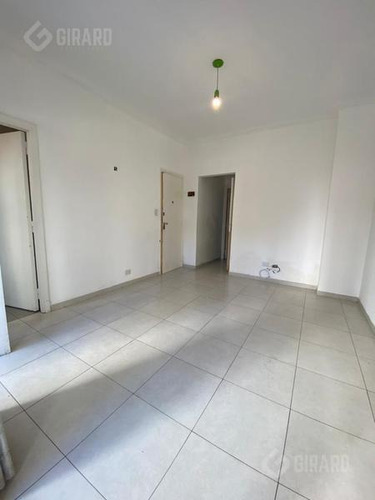 Excelente Departamento En Venta De 2 Ambientes A La Calle Con Balcón Saliente.