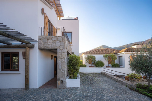 Casa Remodelada En Condominio La Pedrera