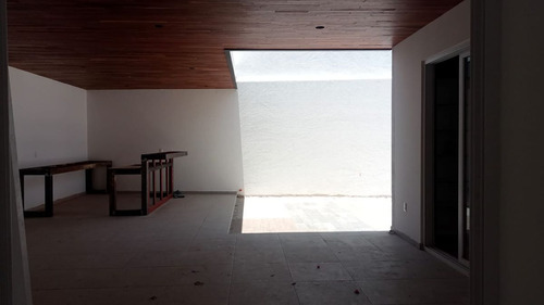 Preciosa Residencia En Misión San Jerónimo, 5 Habitaciones, Sótano, 6.5 Baños..