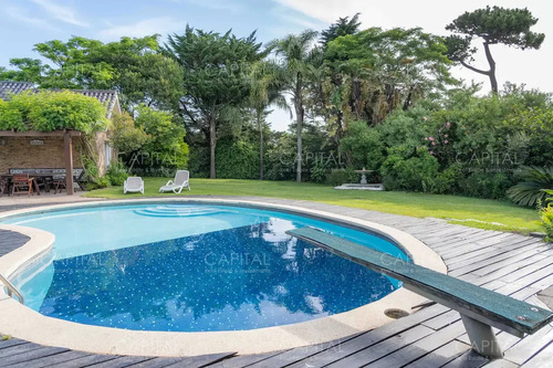 Casa De Ocho Dormitorios En Pinares, Punta Del Este A Una Cuadra Del Mar En Venta.