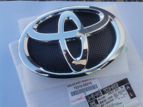 Emblema Parrilla Toyota Hilux 2016 2017 2018 2019 2020 Nvo (Usado)