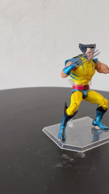 Boneco Articulado Wolverine Mafex X-Men 96 com Acessórios Versão
