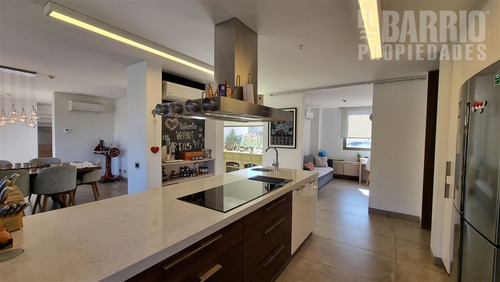 Casa En Venta De 5 Dorm. En Las Brisas
