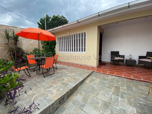 Casa En Venta En Urb. La Esmeralda Maracay 24-17979 Hp