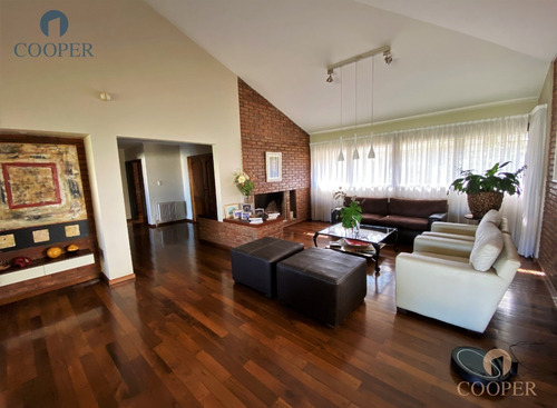 Imagen 2 de 27 de Casa De Categoría En Venta, Villa Cabrera, 4 Dormitorios
