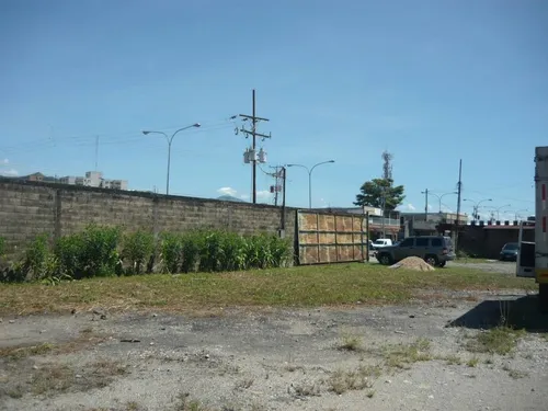 comprar Terreno Para Desarrollo Comercial E Industrial Cercado, Con Dos Portones De Seguridad, Ubicación Privilegiada En La Carretera Principal De Los Guayos, Cercano A Varias Empresas Y Negocios Comerciales