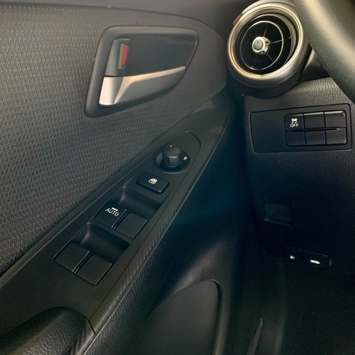Imagen 13 de 13 de Mazda 2 Touring Sedan At Machine Gray