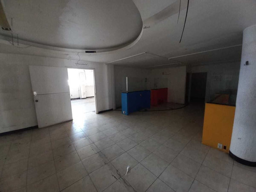 Local Comercial En Zona De Alto Flujo Florida / Satélite