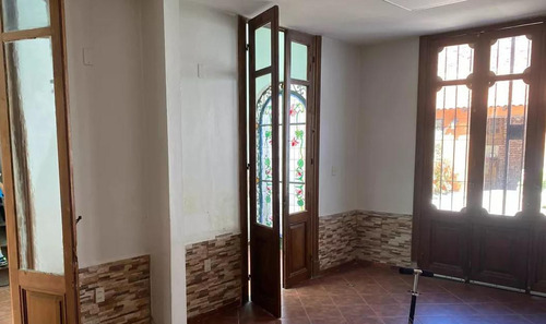 Casa En Venta De Cuatros Dormitorios, Tres Baños, Garaje Y Fondo En  La Comercial