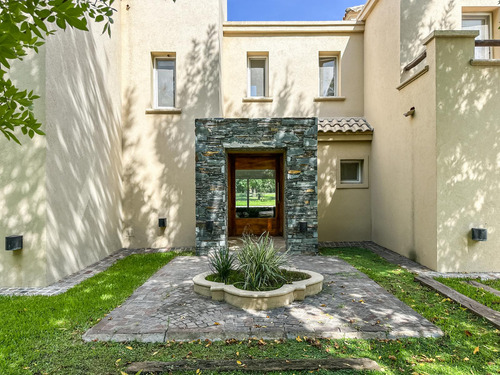 Casa En Venta Barrio Los Jazmines, Pilar Del Este
