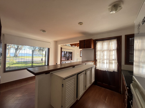 Casa En Venta Frente A La Laguna De Chascomus