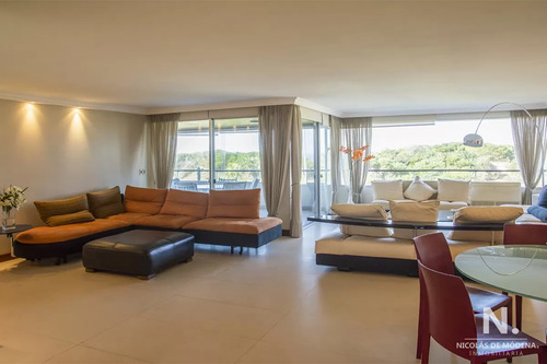 Apartamento De 4 Dormitorios En Punta Del Este Frente Al Mar En Playa Brava