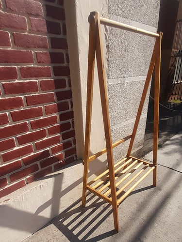 Colgador De Ropa En Madera