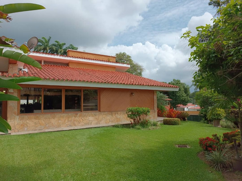 En Venta Casa En La Urbanización  Guaparo Valencia Estado Carabobo  Venezuela / Emer.