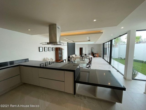 Imagen 2 de 8 de Vista Dorada - Casa Con Sótano Y Sala Doble Altura. Venta