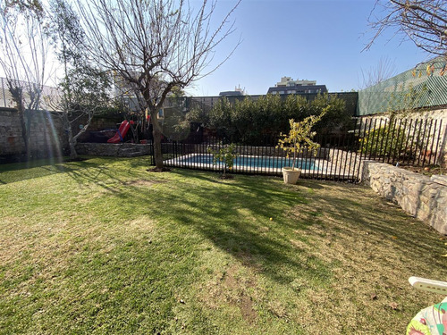 Casa En Venta De 3d, Gran Jardín Y Piscina En Providencia