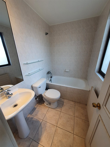 Casa En Arriendo De 5 Dorm. En Huechuraba En Condominio
