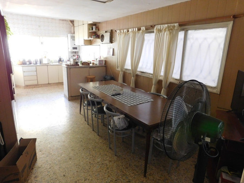 Excelente Casa De 7amb. Con Garaje 2 Autos Y Parque Con Quincho