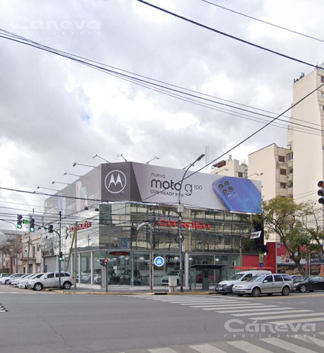 Local En Esquina Sobre Avenida Del Libertador Con Excelente Exposición