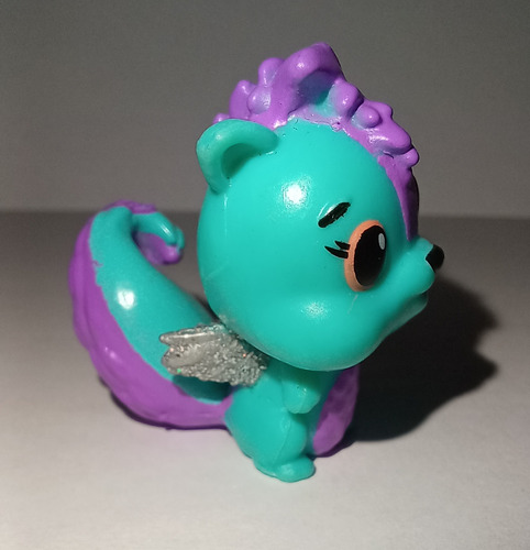 Figura Hatchimals Forest Blue Skunkle Zorrillo Azul (Usado)