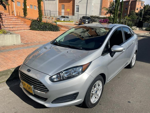 Imagen 1 de 14 de Ford Fiesta 1.6 Se Titanium