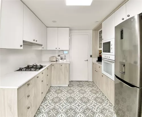 RuMah casa - 🧻 Mantén las paredes de tu cocina funcionales con el Porta  rollo triple al vacío, que no necesita tornillos o agujeros para  instalarse. Puedes colocar el papel toalla, aluminio