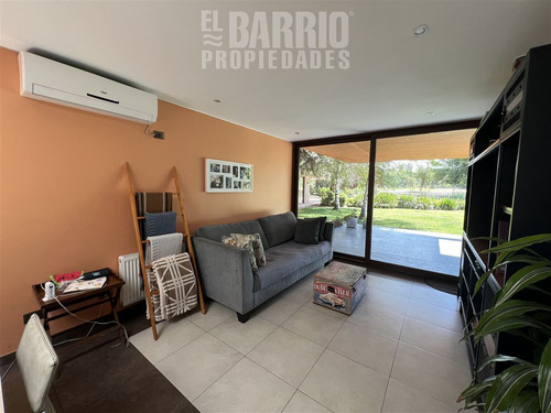 Casa En Venta De 4 Dorm. En Las Brisas De Chicureo