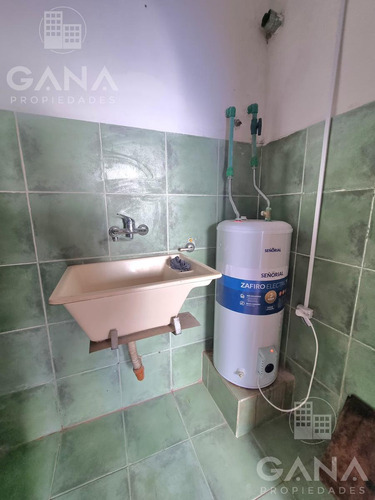 Casa En Venta De Pasillo 2 Dormitorios Reciclada.