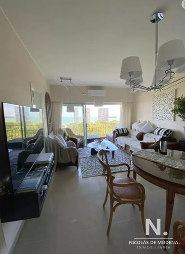 Vende Apartamento De 1 Dormitorio, Con Excelente Iluminacion En Mansa Punta Del Este.