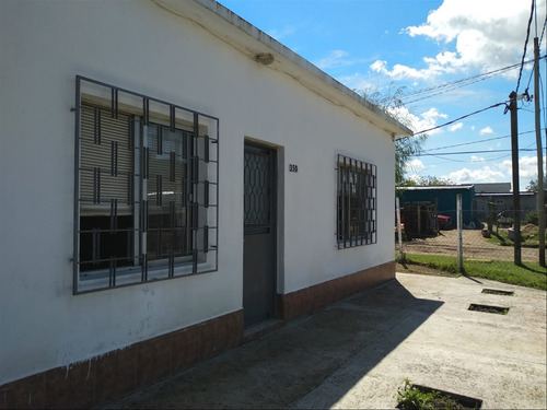 Casa Alquilada En Venta. Techo De Plancha A Dos Aguas