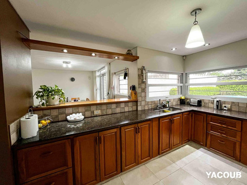 Casa En Venta - 3 Dormitorios 3 Baños - 300mts2 - Lisandro Olmos