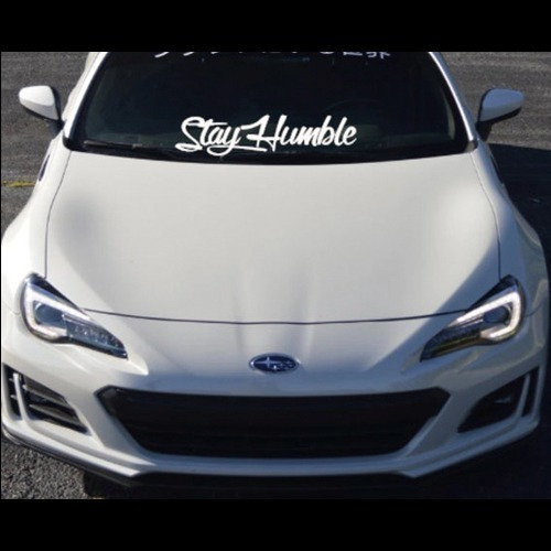 Imagen 4 de 4 de Sticker Calco Para Parabrisas Stay Humble , Vinilo 60 Cm