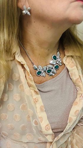 Collar Flores En Piedras Combinada En Verde Y Blanca Y Aros