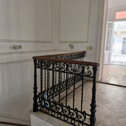 Ph Antiguo En Estado Original, En Una De Las Mejores Esquinas De San Telmo. Es Ideal Para Un Hostel, O Un Comercio, Tiene Terraza Propia Y Detalles De Epoca. Es Muy Amplio Y Luminoso