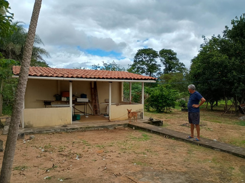 Chácara Com Casa Três Quartos Sala De Estar Cozinha E Dois B