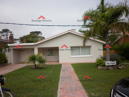 Casa En Mansa A Dos Cuadras De La Playa, En Alquiler, 3 Dormitorios 