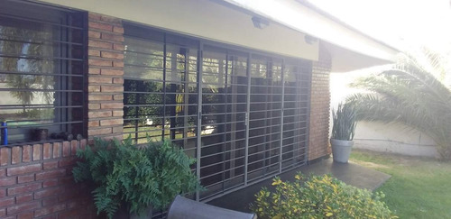 Casa De Categoría En Venta De 3 Dorm. En Villa Cabrera, A Metros Del Shopping.