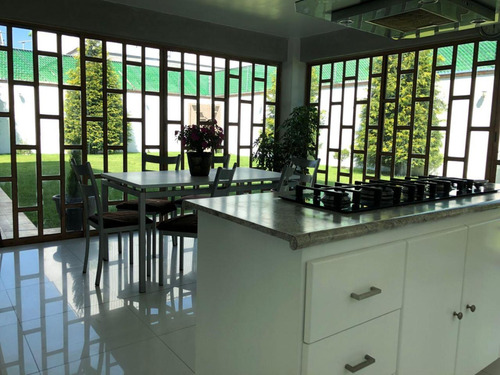 Invierte En Metepec: Casa Para Remodelar En Privada De Alta Gama
