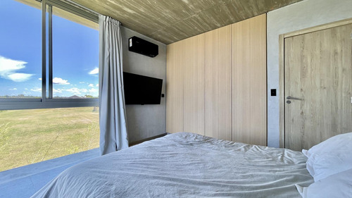 Retasada Casa En Naudir Al Lago Central En Venta - Con Diseño, Hormigon Visto, Piscina