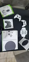 Comprar Xbox Series S 512gb Ssd, Dois Controles De Xbox E Cooler Quê Carrega Controle Para Xbox Series S.