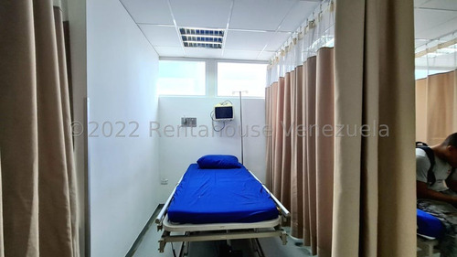Ag. Vende Local Comercial Acondicionado Como Centro Clinico Quirurgico Pequeno. En Venta En Los Chaguaramos.