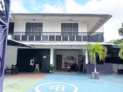 María Martínez Te Ofrece En Alquiler Este Espacioso Local Comercial Al Este De Barquisimeto, Piso De Granito, Ideal Para Centro Médico, Estéticos, Oficinas Administrativas, Fácil Acceso Para Personas.