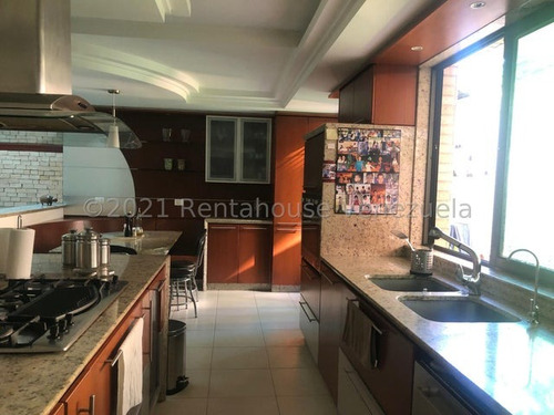 Se Vende Casa Tipo Townhouse Espaciosa, Amplia Inm, Con Cocina Empotrada Concepto Abierto E Integrada A La Sala Y Patio, Pisos De Porcelanato, Pozo Y Planta Electrica 100%. Altos De Guataparo