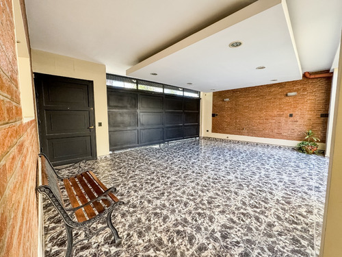 Casa Ecléctica En Zona Céntrica: Estilo, Confort Y Seguridad Para Tu Familia