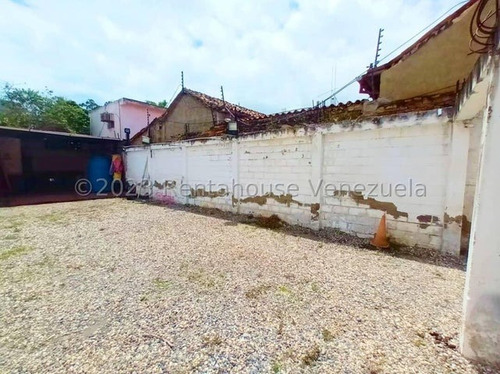 Raiza Suarez Vende Para Uso Residencial O Comercial Amplio Terreno En Pleno Centro De Barquisimeto,- 2 4 1 1 6-, Cuenta Con Todos Los Servicios, Cerco Electrico, Ideal Para Remodelar Y Construir.....