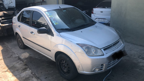 Ford Fiesta Max Ambiente 1.6 Gnc Incendiado