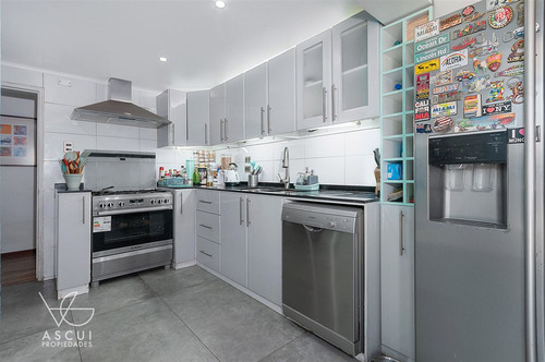 Casa En Venta. 6 Dorm. Las Condes/ Terraza Techada Y Piscina